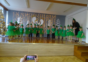 Na zdjęciu widać dzieci występujące na scenie dla rodziców na Jasełkach.