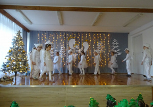 Na zdjęciu widać dzieci występujące na scenie dla rodziców na Jasełkach.