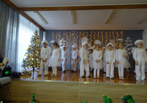 Na zdjęciu widać dzieci występujące na scenie dla rodziców na Jasełkach.