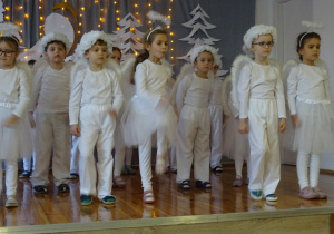 Na zdjęciu widać dzieci występujące na scenie dla rodziców na Jasełkach.
