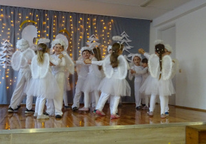 Na zdjęciu widać dzieci występujące na scenie dla rodziców na Jasełkach.