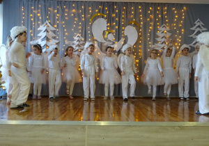 Na zdjęciu widać dzieci występujące na scenie dla rodziców na Jasełkach.