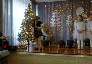 Na zdjęciu widać dzieci występujące na scenie dla rodziców na Jasełkach.