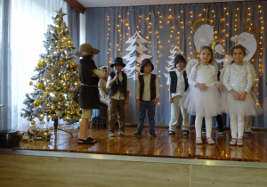 Na zdjęciu widać dzieci występujące na scenie dla rodziców na Jasełkach.
