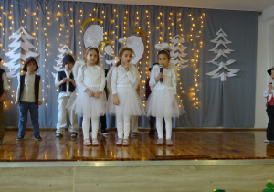 Na zdjęciu widać dzieci występujące na scenie dla rodziców na Jasełkach.