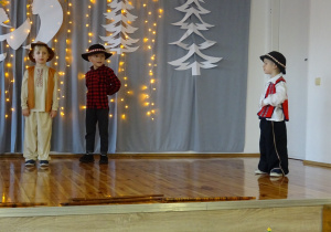 Na zdjęciu widać dzieci występujące na scenie dla rodziców na Jasełkach.