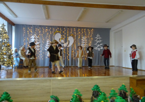 Na zdjęciu widać dzieci występujące na scenie dla rodziców na Jasełkach.