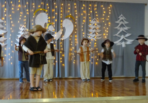 Na zdjęciu widać dzieci występujące na scenie dla rodziców na Jasełkach.