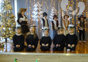 Na zdjęciu widać dzieci występujące na scenie dla rodziców na Jasełkach.