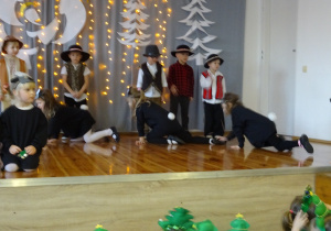 Na zdjęciu widać dzieci występujące na scenie dla rodziców na Jasełkach.