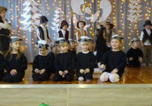 Na zdjęciu widać dzieci występujące na scenie dla rodziców na Jasełkach.