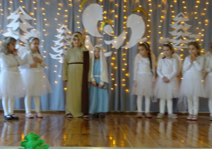 Na zdjęciu widać dzieci występujące na scenie dla rodziców na Jasełkach.