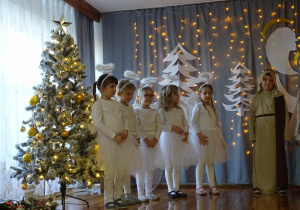 Na zdjęciu widać dzieci występujące na scenie dla rodziców na Jasełkach.