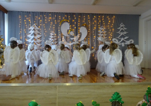 Na zdjęciu widać dzieci występujące na scenie dla rodziców na Jasełkach.