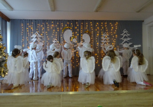 Na zdjęciu widać dzieci występujące na scenie dla rodziców na Jasełkach.