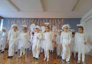 Na zdjęciu widać dzieci występujące na scenie dla rodziców na Jasełkach.