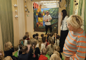 Na zdjęciu widać przedstawienie wystawiane przez Teatr.