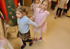 Na zdjęciu widać dzieci bawiące się na koncercie Uli Pakuły.