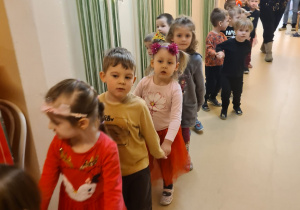 Na zdjęciu widać dzieci bawiące się na koncercie Uli Pakuły.