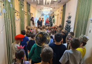 Na zdjęciu widać dzieci bawiące się na koncercie Uli Pakuły.