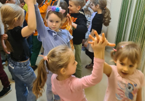 Na zdjęciu widać dzieci bawiące się na koncercie Uli Pakuły.