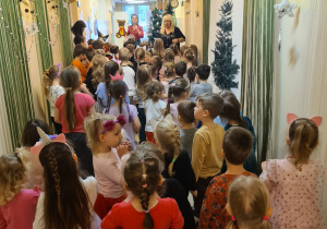 Na zdjęciu widać dzieci bawiące się na koncercie Uli Pakuły.