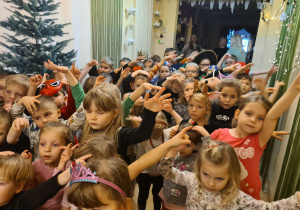 Na zdjęciu widać dzieci bawiące się na koncercie Uli Pakuły.