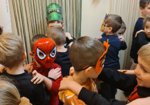 Na zdjęciu widać dzieci bawiące się na koncercie Uli Pakuły.