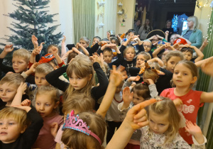 Na zdjęciu widać dzieci bawiące się na koncercie Uli Pakuły.