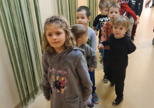 Na zdjęciu widać dzieci bawiące się na koncercie Uli Pakuły.