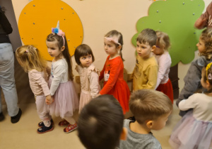 Na zdjęciu widać dzieci bawiące się na koncercie Uli Pakuły.