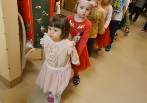 Na zdjęciu widać dzieci bawiące się na koncercie Uli Pakuły.