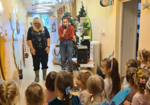 Na zdjęciu widać dzieci bawiące się na koncercie Uli Pakuły.