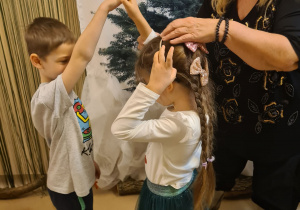 Na zdjęciu widać dzieci bawiące się na koncercie Uli Pakuły.