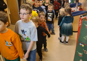 Na zdjęciu widać dzieci bawiące się na koncercie Uli Pakuły.