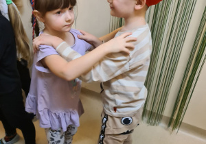 Na zdjęciu widać dzieci bawiące się na koncercie Uli Pakuły.