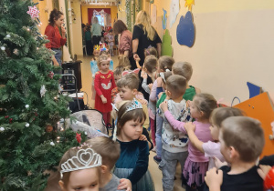 Na zdjęciu widać dzieci bawiące się na koncercie Uli Pakuły.