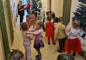 Na zdjęciu widać dzieci bawiące się na koncercie Uli Pakuły.