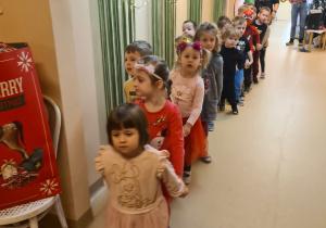 Na zdjęciu widać dzieci bawiące się na koncercie Uli Pakuły.