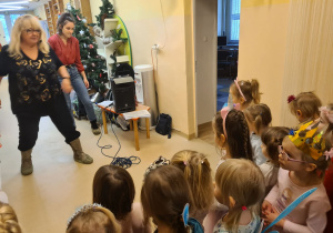 Na zdjęciu widać dzieci bawiące się na koncercie Uli Pakuły.