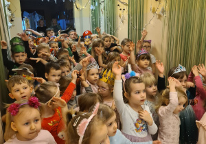 Na zdjęciu widać dzieci bawiące się na koncercie Uli Pakuły.