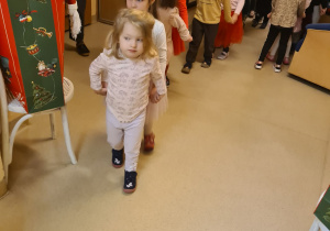 Na zdjęciu widać dzieci bawiące się na koncercie Uli Pakuły.