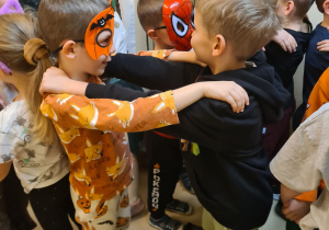 Na zdjęciu widać dzieci bawiące się na koncercie Uli Pakuły.