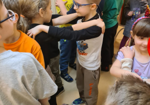 Na zdjęciu widać dzieci bawiące się na koncercie Uli Pakuły.