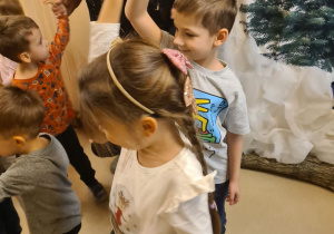 Na zdjęciu widać dzieci bawiące się na koncercie Uli Pakuły.