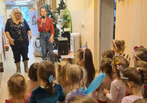 Na zdjęciu widać dzieci bawiące się na koncercie Uli Pakuły.