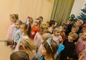 Na zdjęciu widać dzieci bawiące się na koncercie Uli Pakuły.