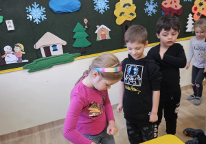 Na zdjęciu widać dzieci na warsztatach chemicznych.