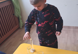 Na zdjęciu widać dziecko na warsztatach chemicznych.