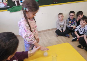 Na zdjęciu widać dzieci na warsztatach chemicznych.